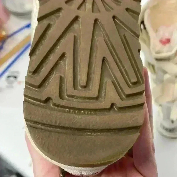 Ugg  size 5 lace up boots - Picture 5 of 8